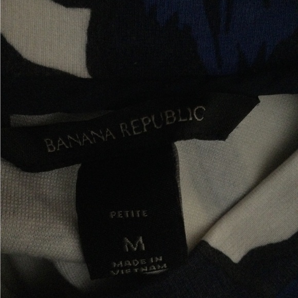 Banana republic top white and blue floral medium petite - Picture 3 of 3